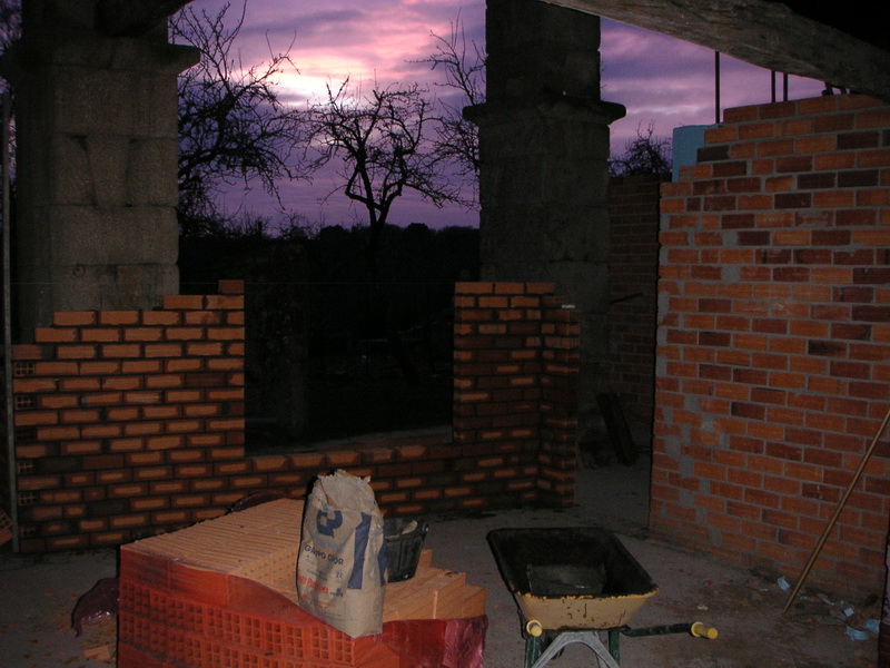 Atardecer con construcción de pared