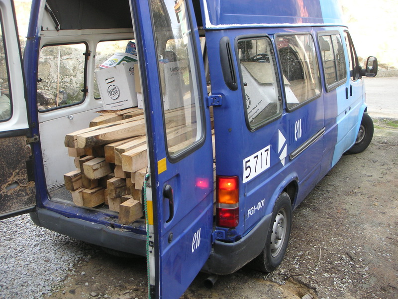 Van Azul con madera