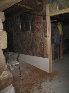 Obras interiores se distinguen fotográficamente poco. Pero algo hacemos, por ejemplo poner placas de yeso en la pared de la rampla entre sala gatos y sala horno. Y sobre la marcha saneamos la viga, lo que explica como esta el suelo: