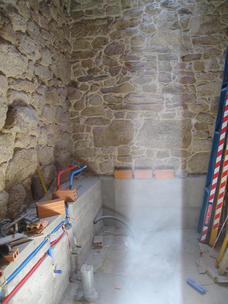 Siguiente proyecto, no grande pero consume tiempo con ganas: La ducha de la "habitación capilla". Para no mojar constantemente la pared de piedra faltaba un muro, aqui los comienzos:
