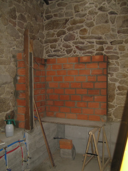 Y aquí casi terminado. Lo que no se ve en la foto: el muro a la izqierda tiene una barriga importante, lo que no facilita la cosa.