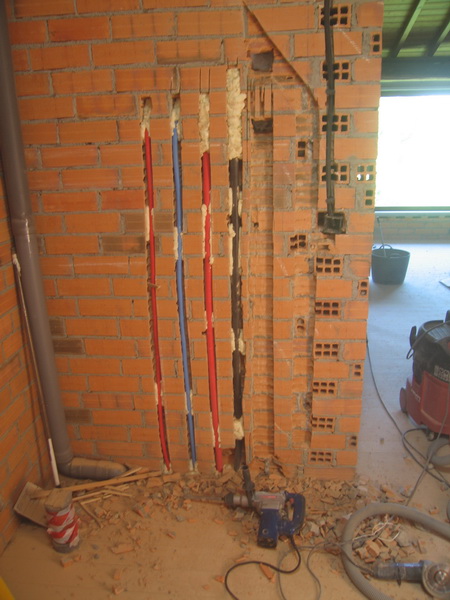 Poco espectacular, pero cansa, produce nubes de polvo y ruidos importantes: ranuras para la instalación de tubos de calefacción,