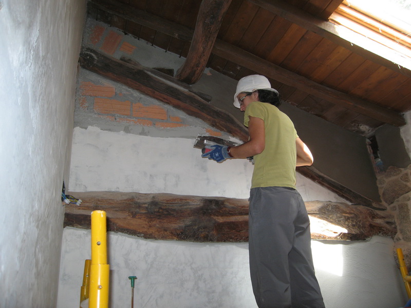 Esta obra es la ocasión perfecta para aprender todo sobre albañilería. En un baño del alpendre quedaba un trozo sin mortero y alguien tenía que ponerlo...