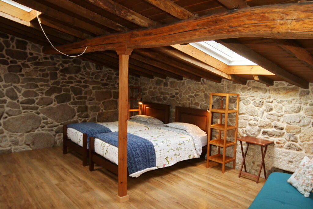 Habitación huerta, ventanal en el techo y camas, ademas d euna mesita de luz.
