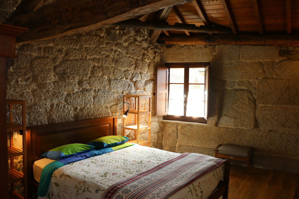 Cama y ventana en la habitacion de suite escudo