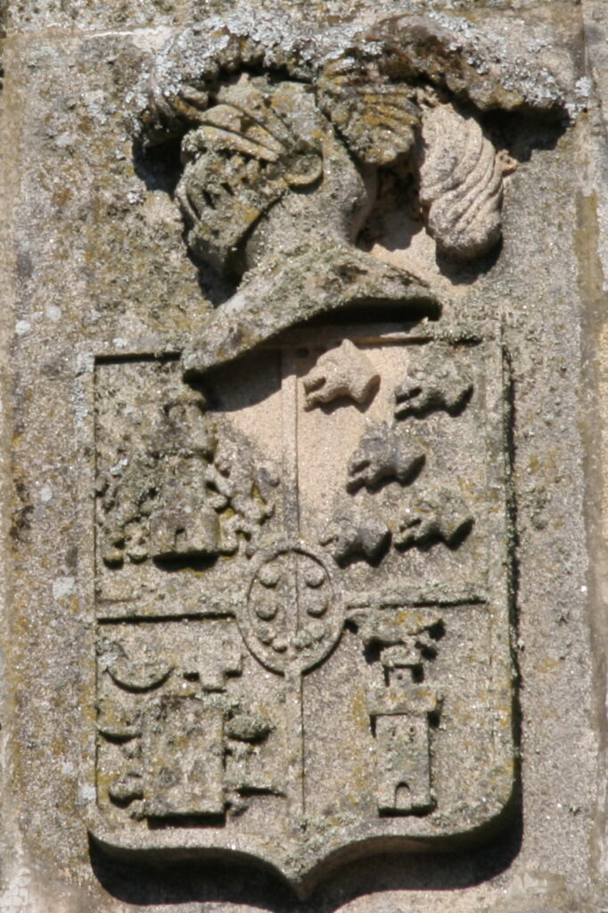 Escudo de piedra característico de este pazo.