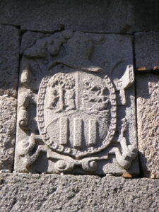 Escudo de piedra característico de este pazo.