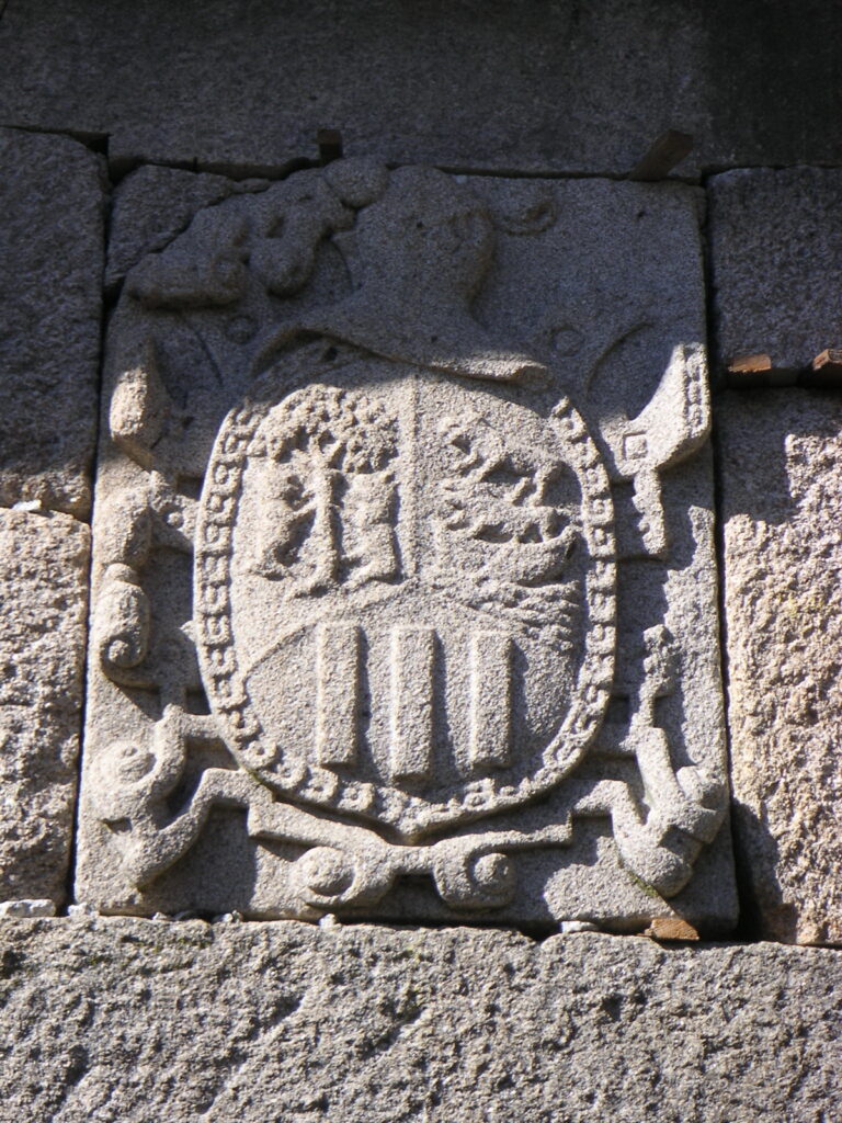 Escudo de piedra característico de este pazo.