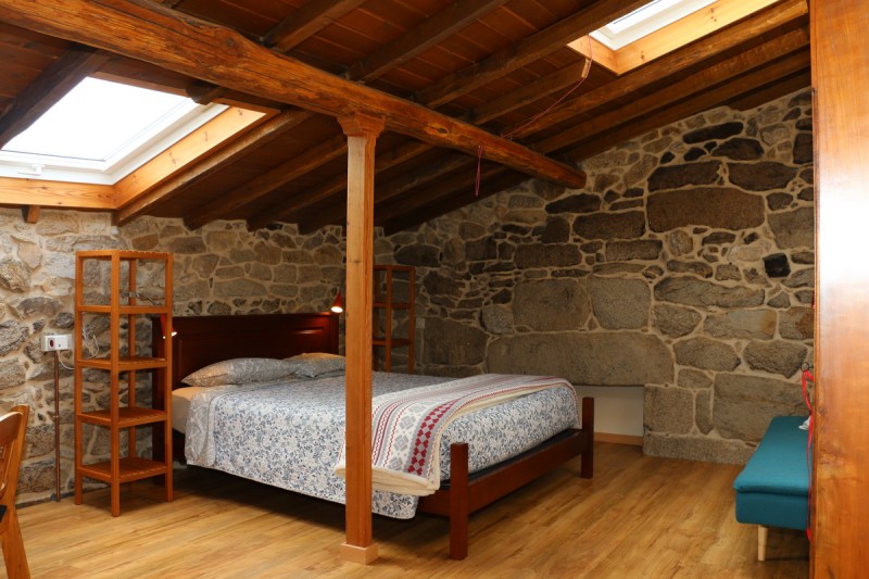 Cama de la habitación patio con ventanal en el techo