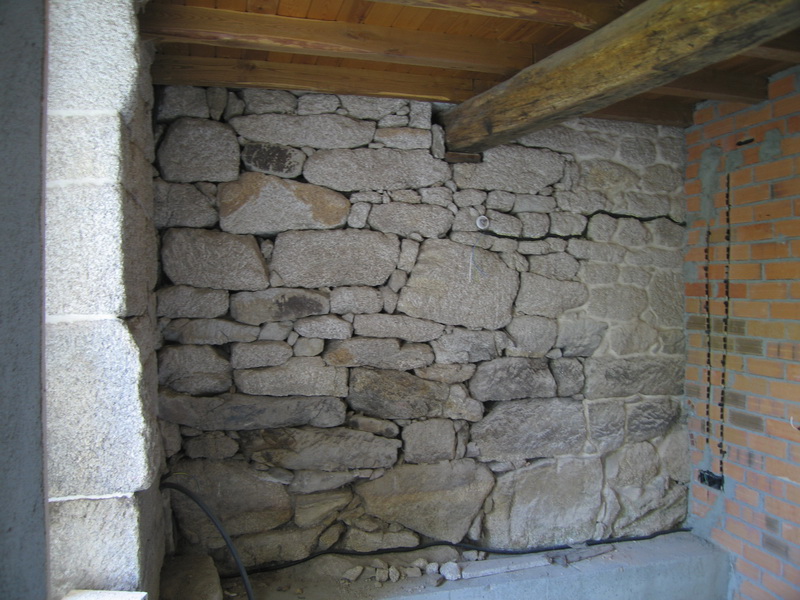 Y aunque parezca que ya hemos encintado todo lo habido y por haber, pues no, siempre queda algo. Aquí una pared en la planta baja del alpendre antes de empezar.