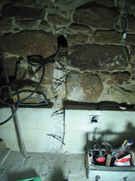 Las tuberías de suministro para la calefacción han dado mucho trabajo, sobre todo cuando había que atravesar una pared de 75cm de grosor, salvar diferencias de nivel, cortar cemento armado, .... Preparativos: