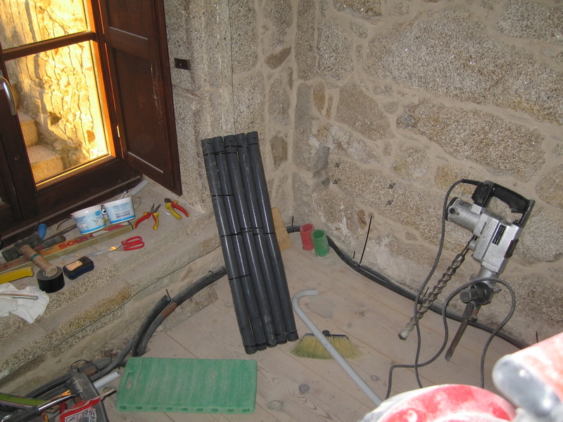 Lo que se ve apoyado en la pared no es un trozo del órgano de la capilla sino una construcción casera para mantener las 5 tuberías de calefacción en su sitio dentro de la pared, que por cierto es tan gruesa como largos son los tubos...