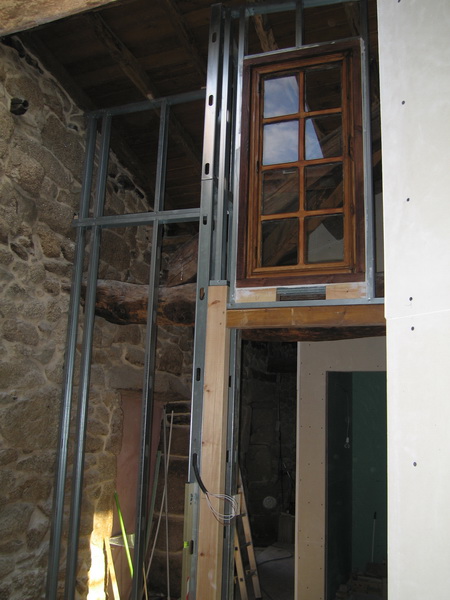 Una nueva pared, tardabamos en levantarlo por falta de espacio para terminar los demás paredes de la zona. Lleva una ventana para dar algo de luz al pasillo detrás.