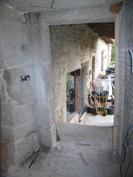 Lo típico, vas a empezar con un trabajo pero resulta que hay otro proyecto que hay que realizar antes. En este caso teníamos pendiente el tema "puerta principal " antes de poder colocar el aislante en una de las zonas del pazo. Como queríamos aprovechar la antigua puerta, en el area de apertura había que dejar una zona más baja que el resto del hall, éste más alto por el suelo radiante, ya que de hacerlo a la misma altura habría que cortar la puerta, cosa impensable y poco práctica ya que quedaría una entrada para enanitos. Y así hubo que aparcar el proyecto suelo radiante y lanzarse a poner la puerta principal.