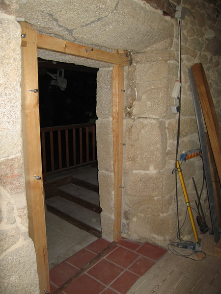 Luego tocaba solucionar el problema del enorme desfase en las paredes que conforman el hueco de la puerta. Para ello hubo que construir un premarco a medida y no precisamente fácil de hacer ya que el desfase era descomunal.