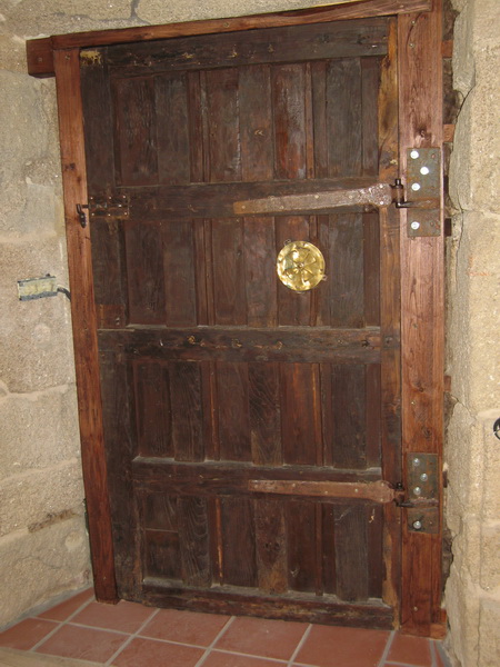 Con la puerta principal en su sitio el pazo parece por primera vez un hogar. Lo que puede hacer una simple puerta. El diseño interior es sencillo,