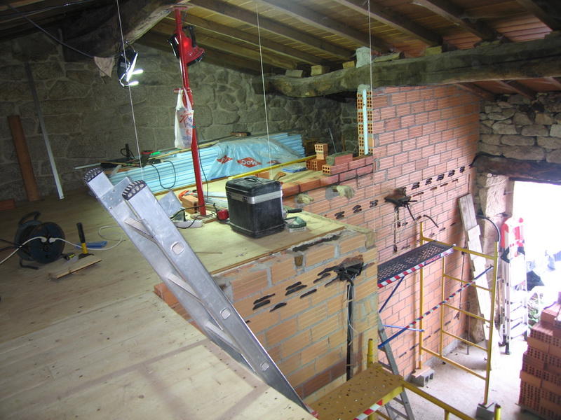 El suelo ya puesto, faltaba prolongar el muro de ladrillo, desde la escalera de aluminio hasta la viga en el fondo de la foto: