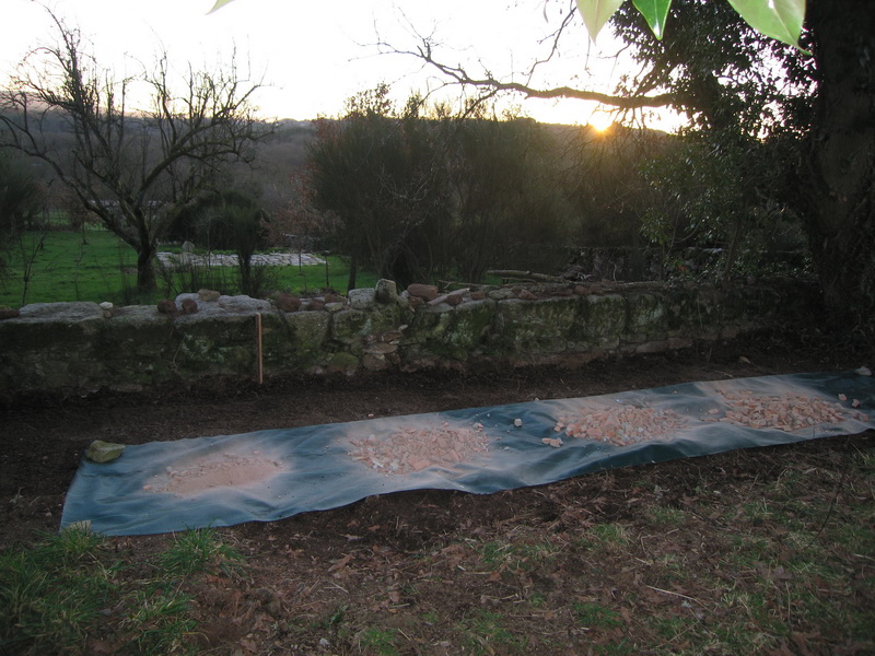 La futura ubicación de 6 placas solares térmicas, las otras 6 van al otro lado de la finca.