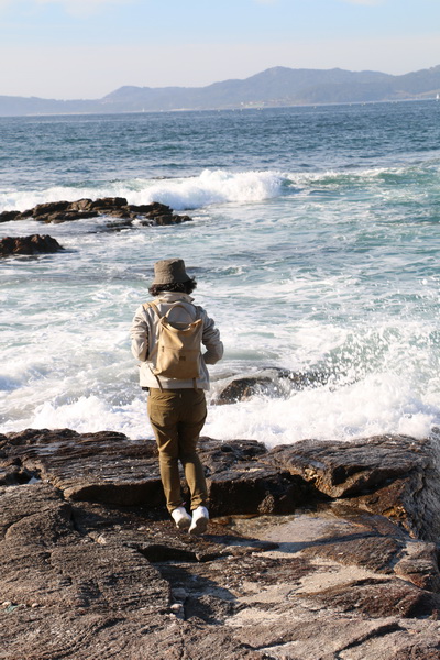 Y de paso una escapadita al mar donde buscar conchas era casi como ir a percebes. Había que estar siempre con un ojo en las olas y dispuesto a salir corriendo.