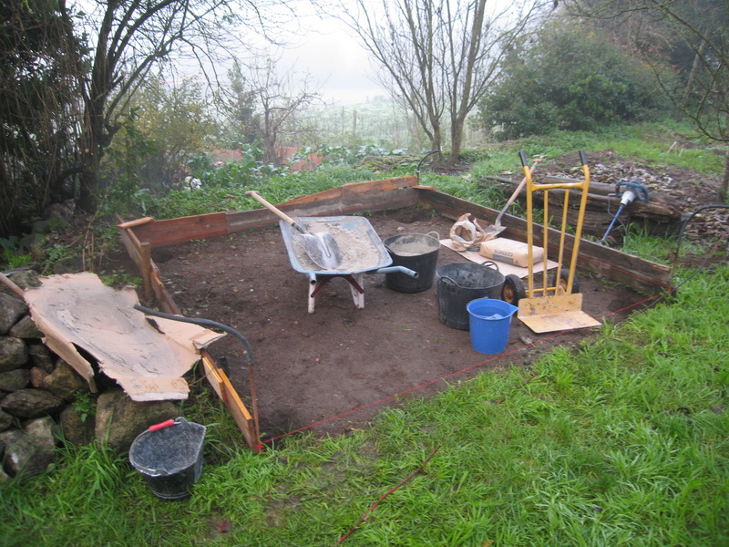 Tras acabar de poner el resto de tubería para suelo radiante llegó el momento de echar la segunda parte de la planchada y ya de paso preparar la base para la futura casa de los gatos en la huerta: buscar el lugar más adecuado, limpiarlo de hierbas y hacer unos fundamentos en las esquinas.