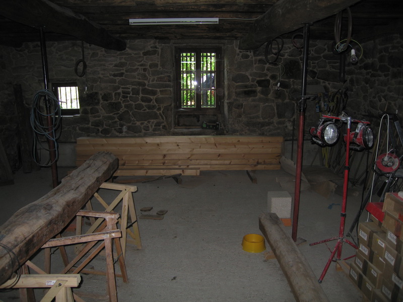 La sala, llamada Sala Gatos, pedía a gritos cambios. Para poder abordar el temido proyecto de la calefacción por suelo radiante, hay que hacer, como siempre (suspiro), varios preparativos previos.