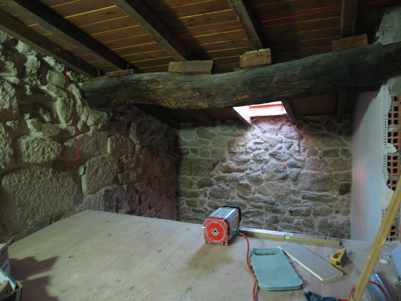 Este es el lado hacia el baño de la habitación capilla. El láser, regalo hace ya años de Thomas Meuser, facilita muchísimo estos trabajos.