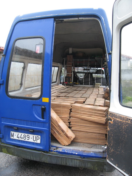 Un montón de madera, literalmente. Tuvimos que hacer dos viajes para poder llevar todo ya que, aunque por volumen habría cabido en un viaje, nos habríamos pasado tres pueblos del peso permitido.