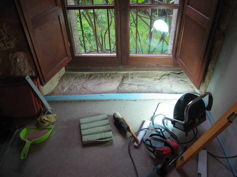 Antes de poner el parquet surgieron, como era de esperar, otros proyectos. En este caso acondicionar los balcones para poder rematar el parquet contra una superficie. Antes:
