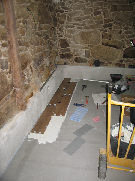 Seguimos con suelos, pero esta vez con plaquetas rectificadas. Son una preciosidad e imitan de miedo la madera pero dan un trabajo tremendo a la hora de colocarlas ya que no perdonan fallos.