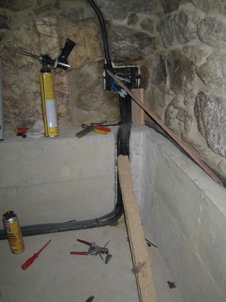 Algunas de las primeras instalaciones eléctricas han sufrido una mejora estética antes de lucir paredes.