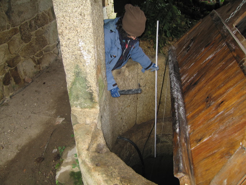 Con tanta lluvia, en el pozo el nivel de agua llegaba medio metro por debajo del nivel del suelo.