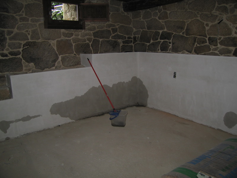 La tierra ya no era capaz de absorber más agua, de manera que este terminó por aparecer donde menos falta hacía, en esta pared recién lucida de yeso.