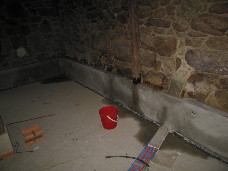 A este cuarto en el sótano también le tocó sufrir las humedades, aunque teniendo en cuenta que está situado a unos 5 metros del pozo y a un metro por debajo del nivel de agua del mismo, podría haber sido peor.