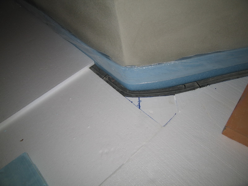 Lo de poner las placas de material aislante es como hacer un puzle ya que apenas existen ángulos rectos en el pazo.