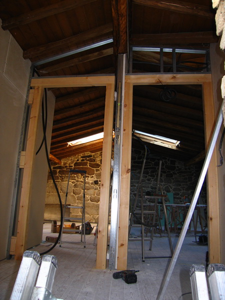 La construcción de los marcos de las puertas de entrada de Sobrehorno: