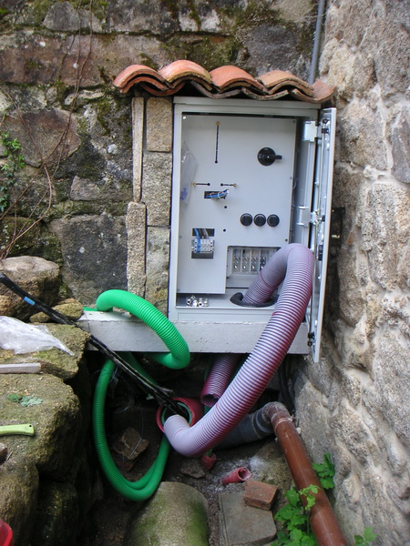 La caja para la acometida, enorme porque si. Hemos intentado meterla lo mas discreto posible.