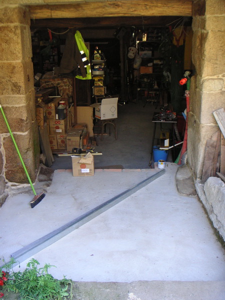 Gracias a la ayuda de Mirco de Tanquian nos hemos puesto a mejorar el suelo de la entrada principal al sótano, aquí antes del comienzo del proyecto: